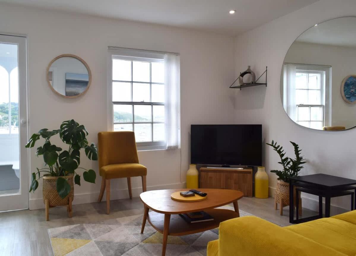 Breathtaking High Street Townhouse With Stunning Sea Views At 'The Old Fishermans Townhouse' ファルマス エクステリア 写真