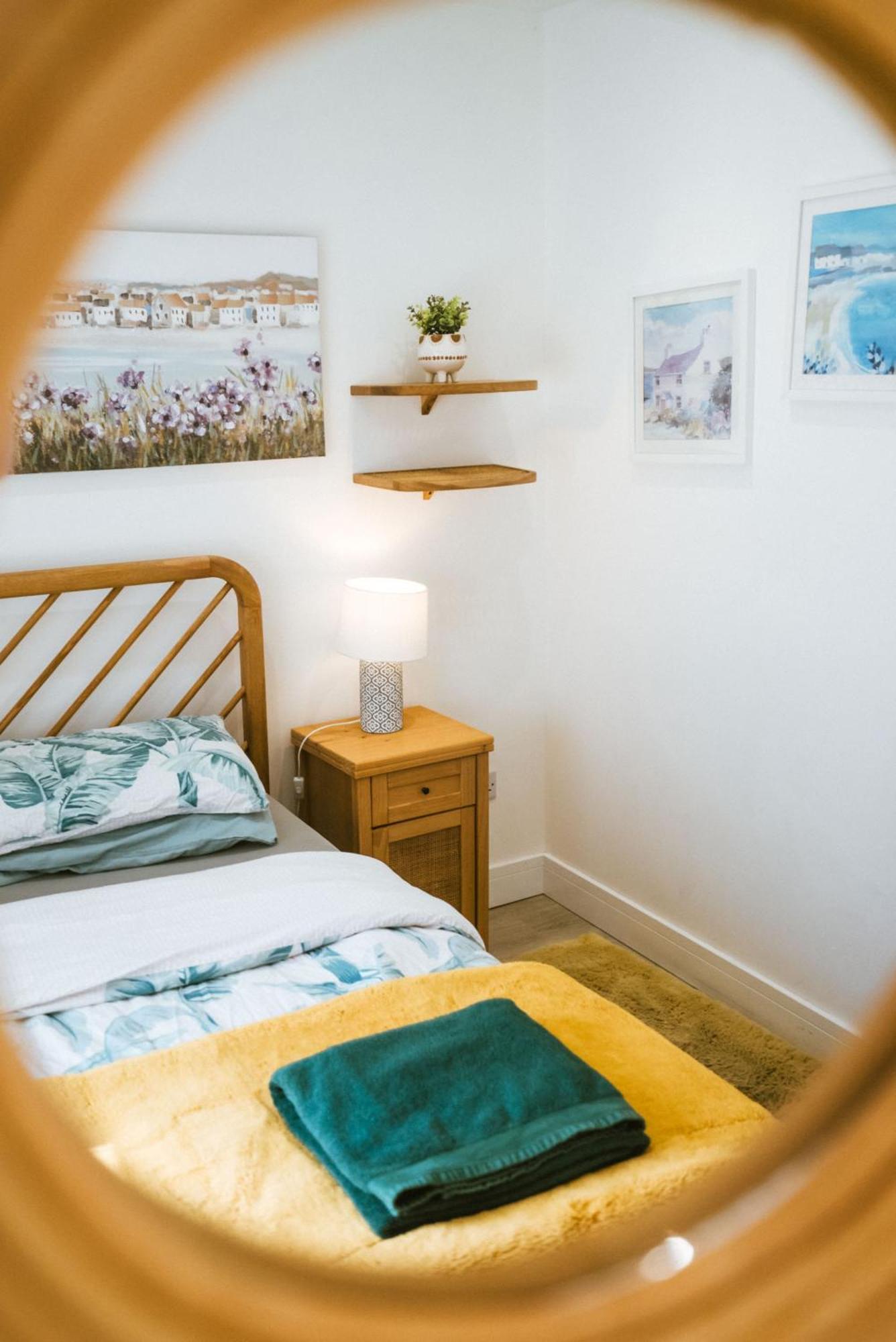Breathtaking High Street Townhouse With Stunning Sea Views At 'The Old Fishermans Townhouse' ファルマス エクステリア 写真